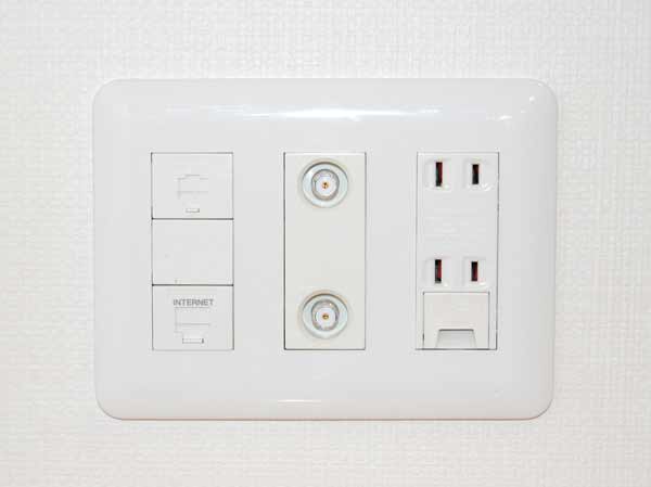 Other.  [Multi-media outlet] phone, FAX, tv set, Personal computer, etc., In response to information life to diversify, It has established a multi-media outlet in each room.