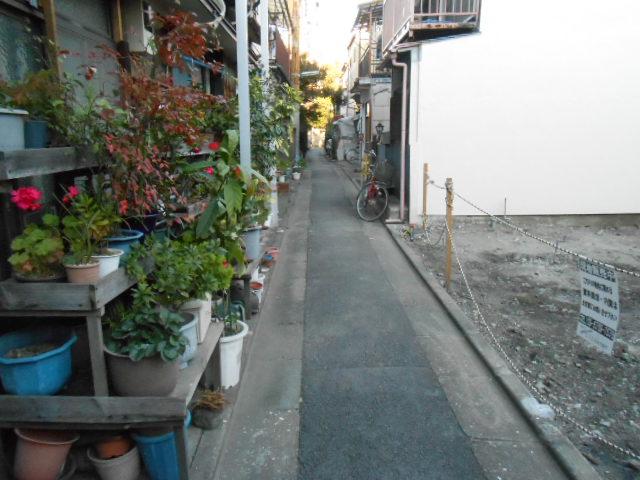 Local photos, including front road. Local (11 May 2013) Shooting