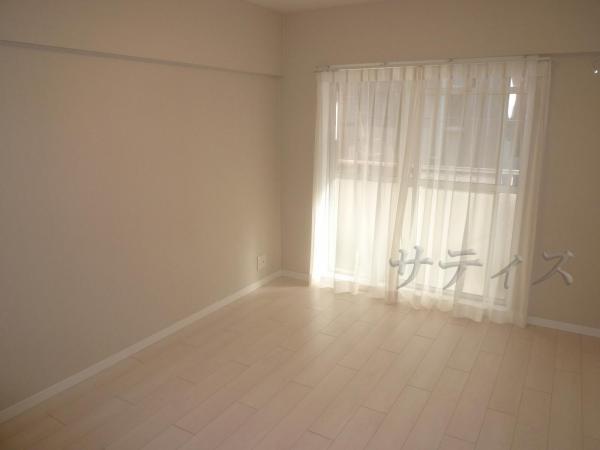 Non-living room. Southeast Corner Room