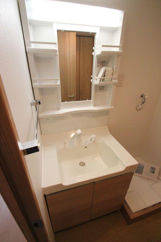 Wash basin, toilet. Shampoo dresser