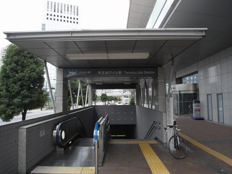 station. Tennozu Isle 880m to the Train Station