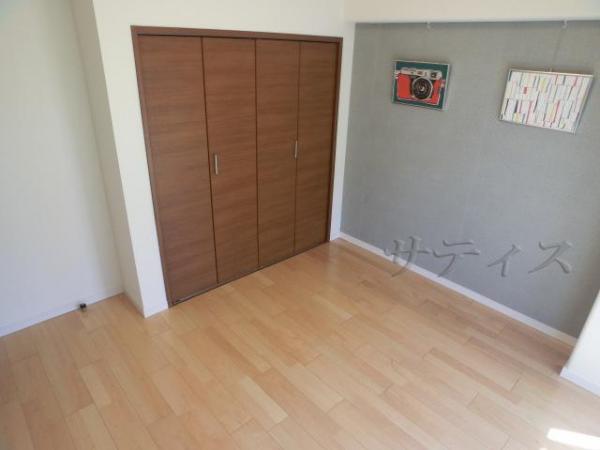 Non-living room. Accent Cross is fashionable