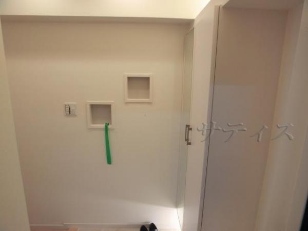 Entrance. Entrance storage