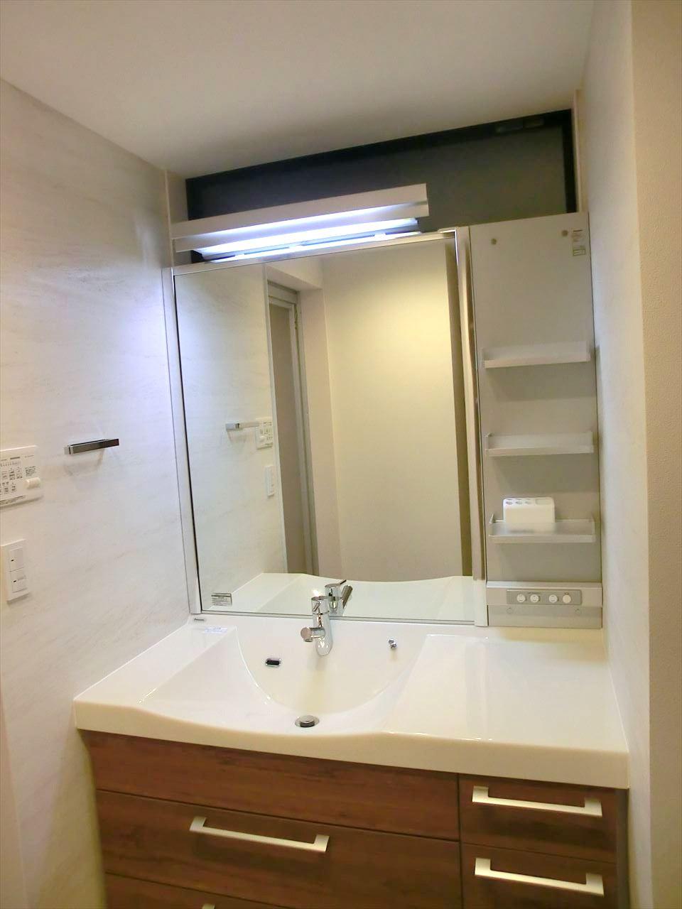 Wash basin, toilet. 1200mm wide type one side mirror