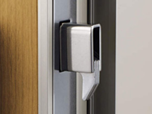 Security.  [Adopt a strong sickle lock up and down Tomoko same-breaking double lock] Sickle attached to the dead bolt (bolt) is firmly hair mate to receive tablets. (Same specifications)