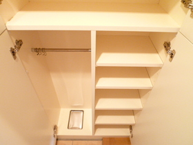 Entrance. ● entrance ・ Storage space