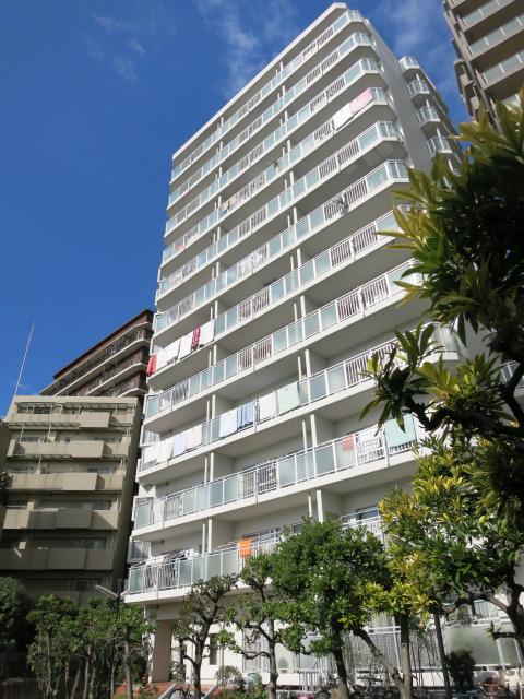 Local appearance photo. Because there is on-site parking and bicycle parking lot on the south side, It is safe in the future. Local (11 May 2013) Shooting