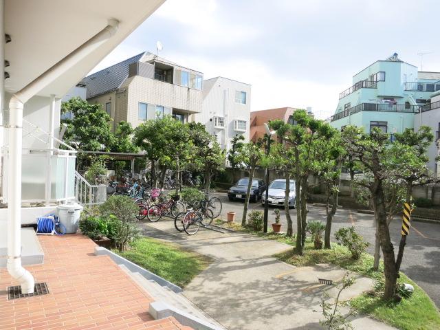 Parking lot. The south side is the apartment site.