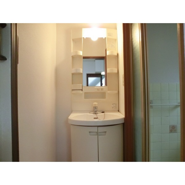 Washroom. Independent wash basin