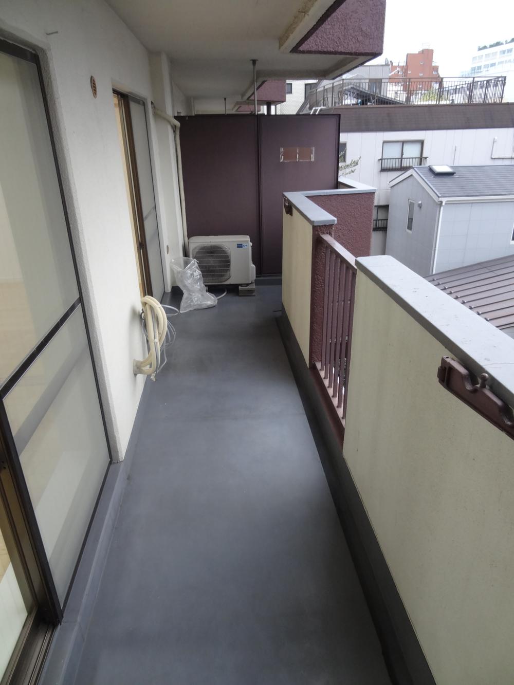 Balcony. Yang per good! Easy-to-use balcony with wide