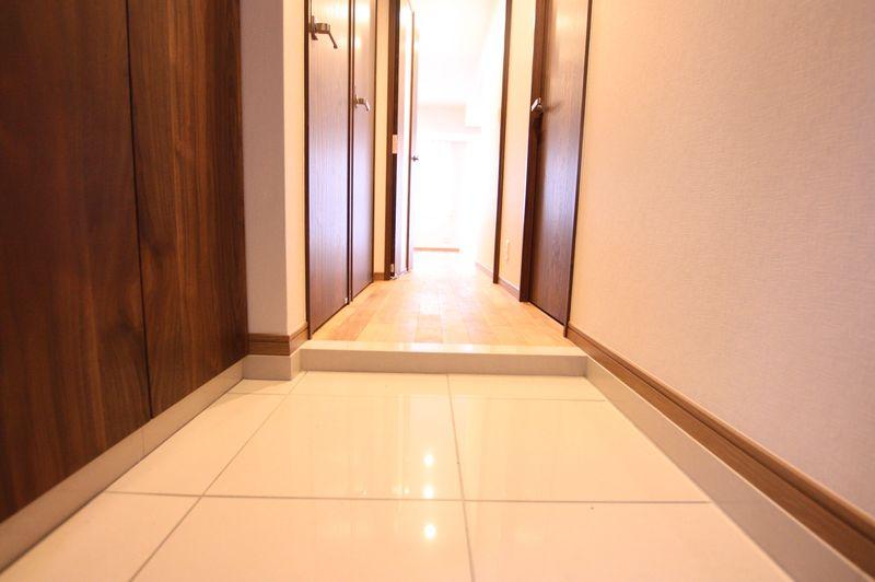 Entrance. Large capacity shoe box Yes