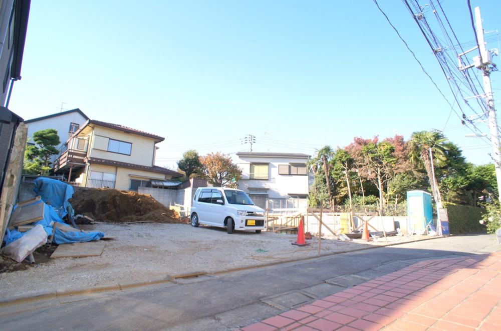 Local photos, including front road. Local (11 May 2013) Shooting