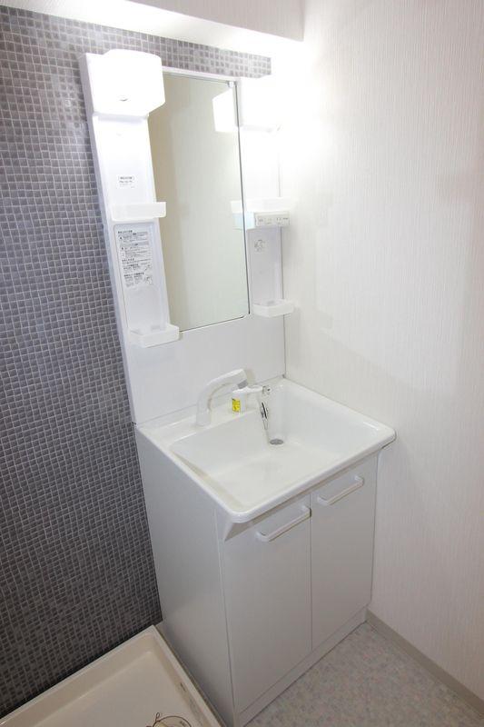 Wash basin, toilet. Independent wash basin