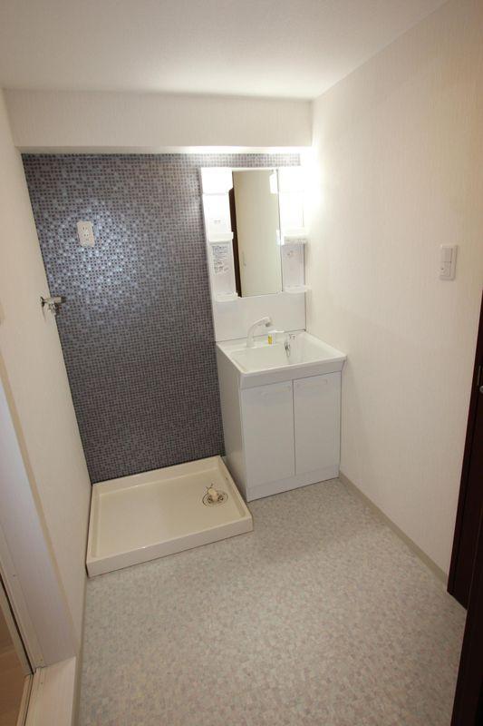 Wash basin, toilet. Near the washroom