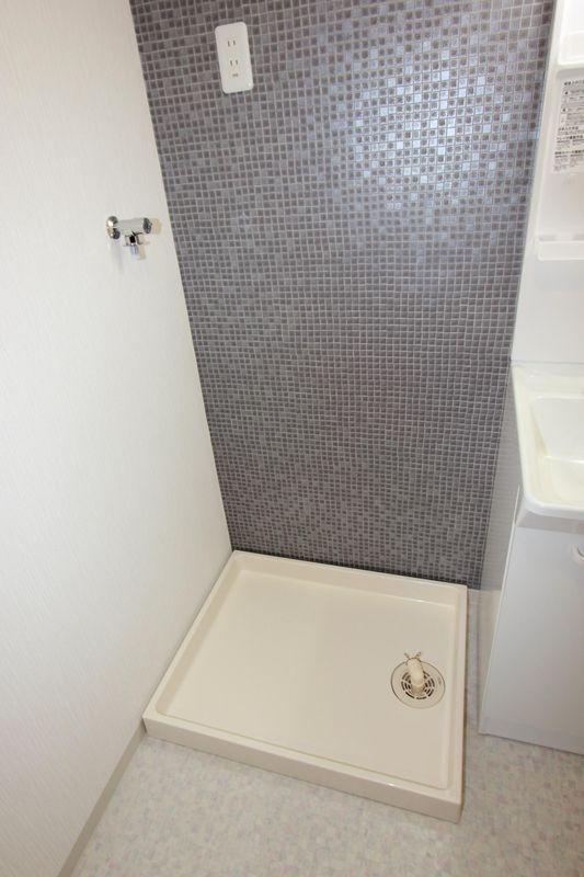 Wash basin, toilet. Washing machine Storage