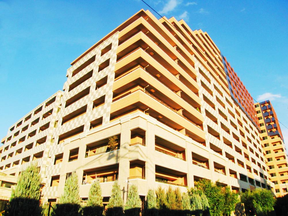 Local appearance photo. 2002 Built, It is a large apartment of the total number of units 365 units.