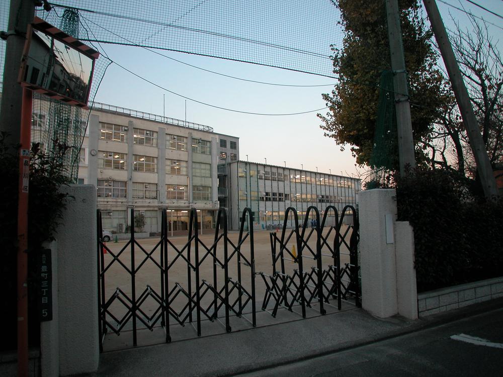 Junior high school. 850m until the company junior high school of Toyoha