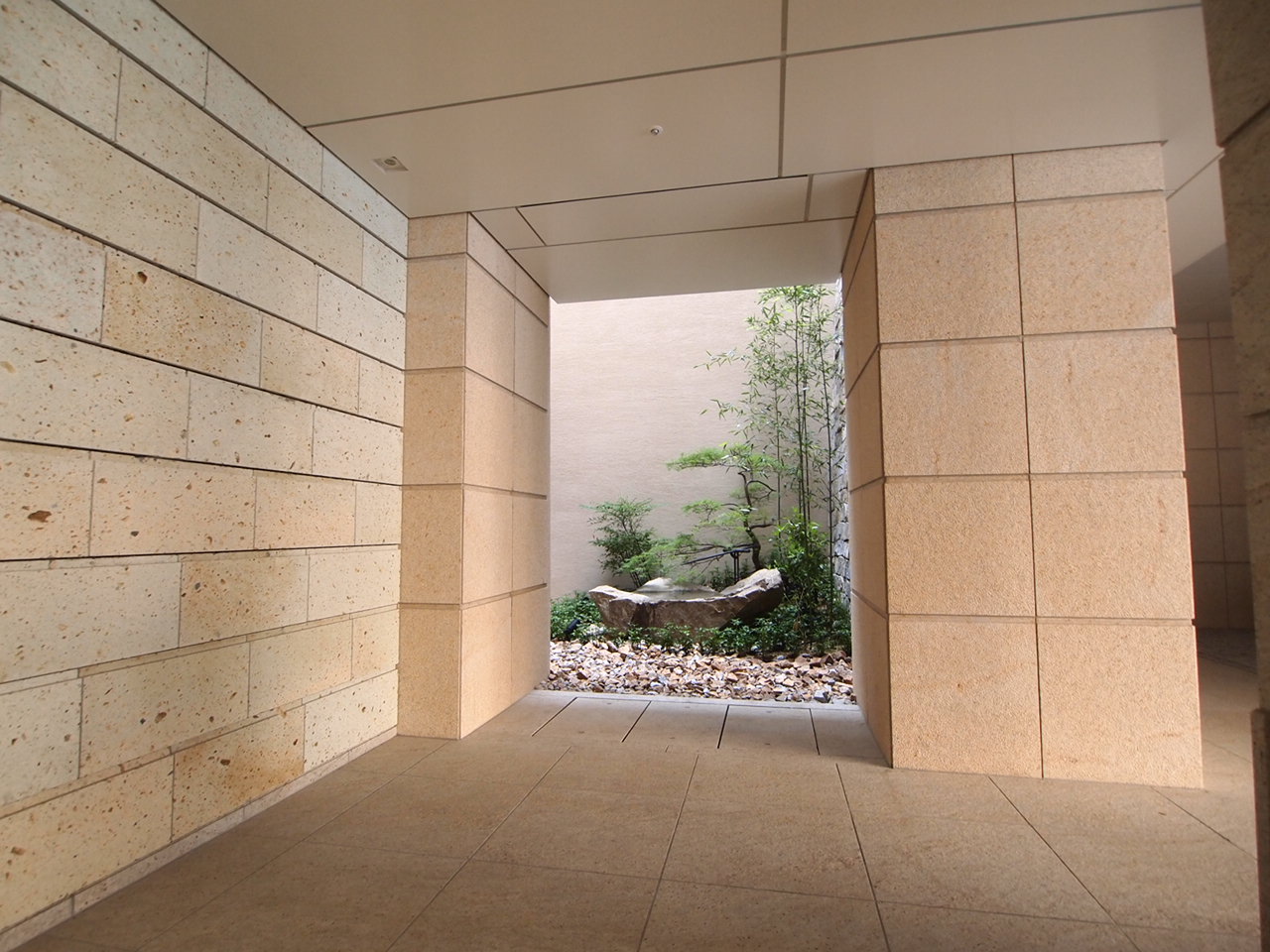 lobby. Entrance with a sense of openness to welcome the visitor.