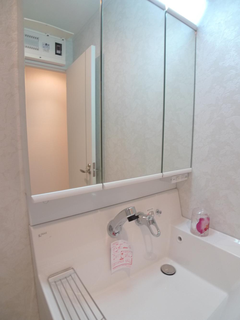 Wash basin, toilet. Wash dresser