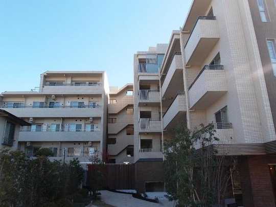 Local appearance photo. Appearance Photo 1 Mitsubishi Estate is January 2011 Built in the apartment in the old subdivision.