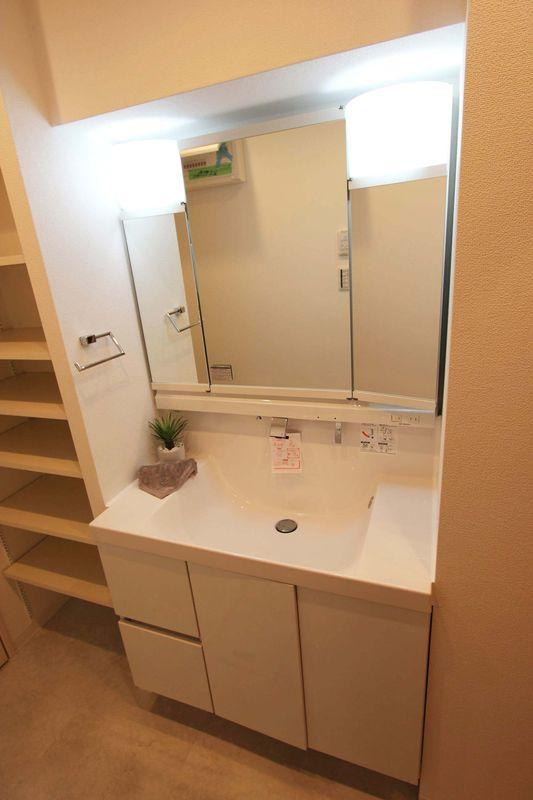 Wash basin, toilet. Wash basin
