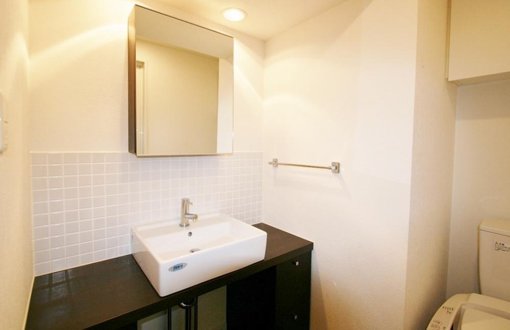 Wash basin, toilet. Square design is fashionable