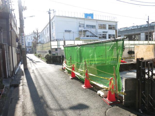 Local photos, including front road. Southwest side is a primary school of pool. Local (at around 2013 November 13) shooting