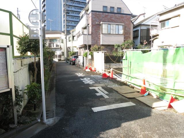 Other local. Southwest side: public road (law Article 42 Article 2 of the road) After the setback will be about 4m. Local (at around 2013 November 13) shooting