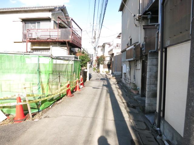 Other local. Southeast side: public road (law Article 42 Article 2 of the road)