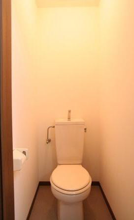 Toilet. It is a photograph of Room 101.