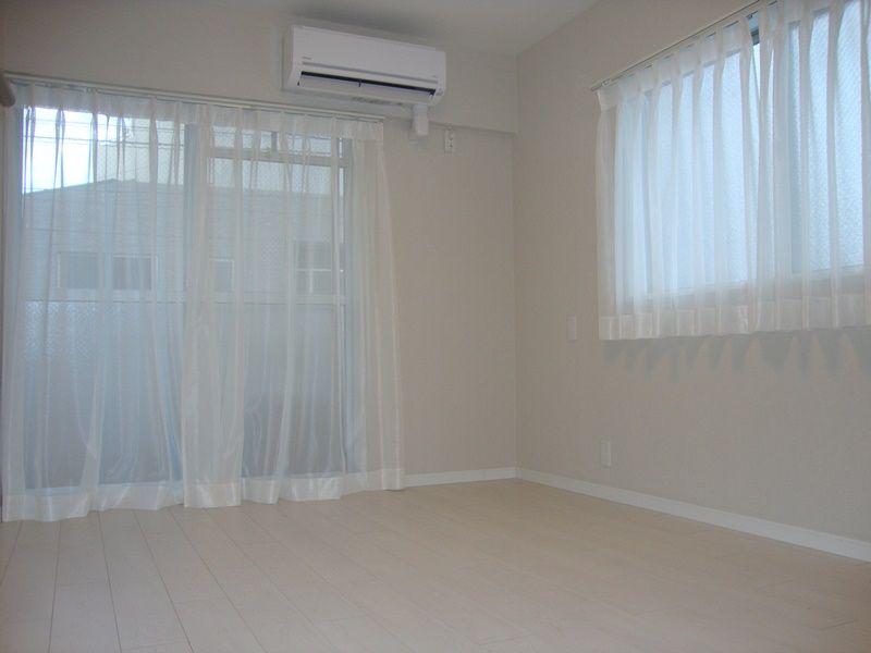 Living. ~ New interior renovation completed ~  ◆ It is "Hatanodai" Station 3-minute walk location of ◆ It is southeast angle room ◆ Air conditioning 1 groups installation completed ◆
