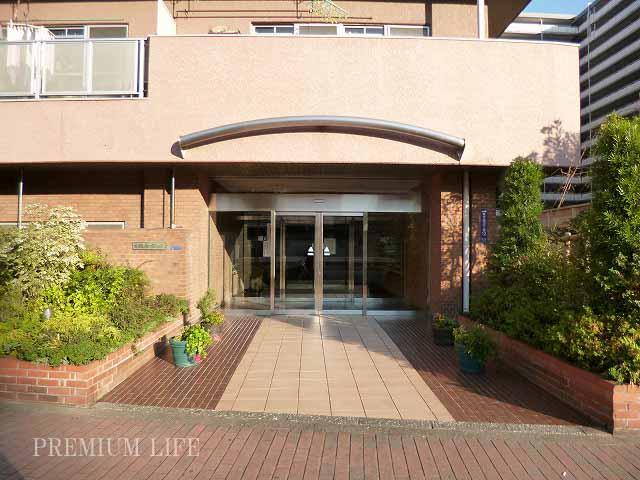 Entrance.  [Resident management of the peace of mind] Mansion of the face, Also it has been landscaped beautifully before entrance.