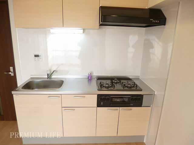 Kitchen.  [3-neck gas stove] Housed in the upper and lower, Ease of use is good.
