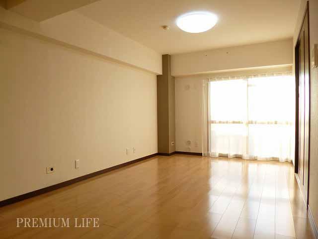 Non-living room. Furniture easily arranged without the ledge in the corner