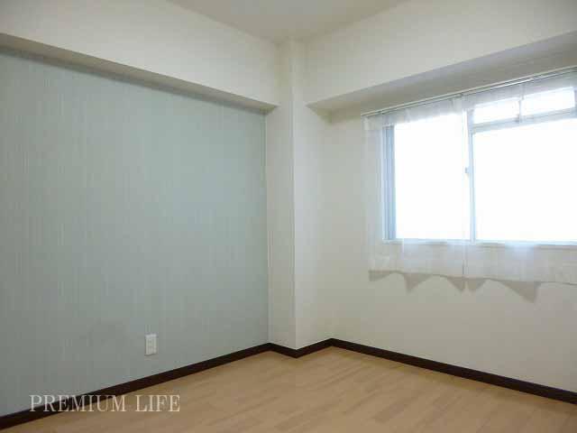 Other introspection.  [4.7 Pledge of Western-style] There is a window on the east side