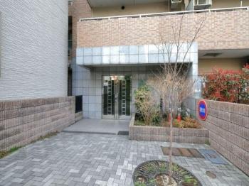 Entrance. And good management of the common areas entrance!
