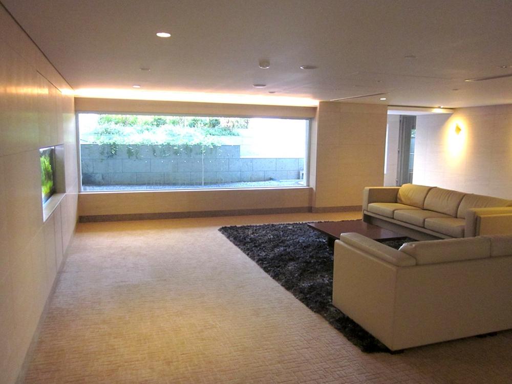 lobby. Lounge (2013 November shooting)