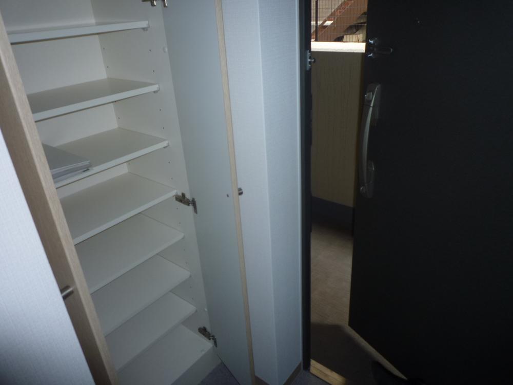 Entrance. Storage is abundant shoe box. Local (11 May 2013) Shooting
