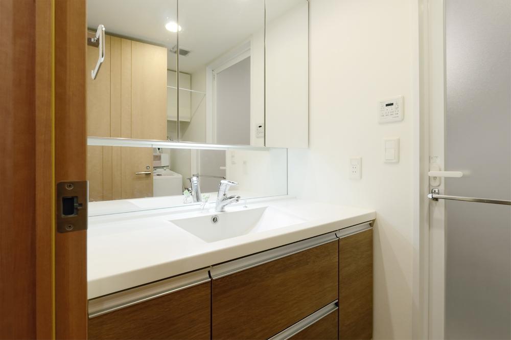 Wash basin, toilet. Indoor (10 May 2013) Shooting