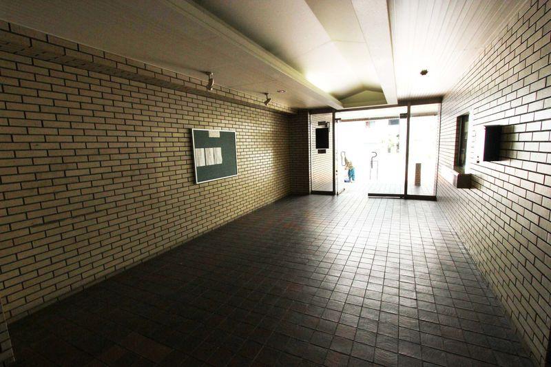 lobby. Tiled in a quiet state of the lobby