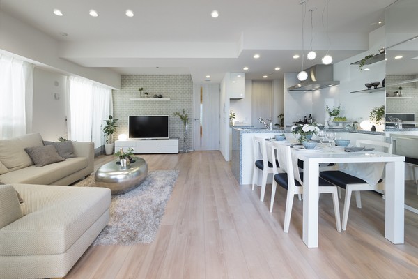 LDK as seen from the balcony side. There is a size in excess of 18 tatami mats, It has become a comfortable reunion design with a focus on open style of face-to-face kitchen