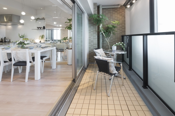 Balcony also be outdoor living. By opening the center open sash can also be used together with the LD