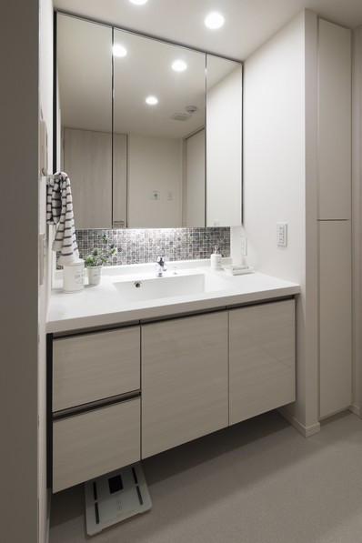 Three-sided mirror with vanity adopting a smart integrated Square bowl. Mixing faucet is made by Hansgrohe, Inc.