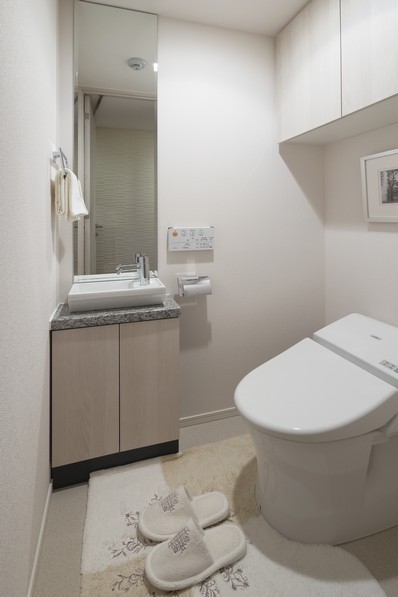 Directions to the model room (a word from the person in charge)