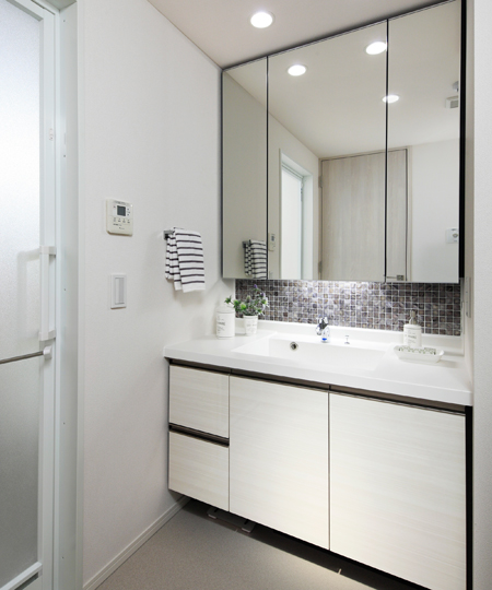 Bathing-wash room.  [Powder Room] Of course the functionality that takes into account the ease of use, We established a number of facilities that were adopted in the point of view of design and energy-saving.