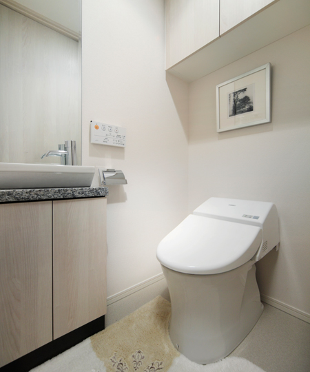 Bathing-wash room.  [Washlet-integrated low silhouette toilet] Low silhouette type to produce a space to smart. Washlet has established an integral toilet seat. A super water-saving toilet bowl, Conventional toilet bowl (13L / Compared to the times), To water-saving toilet cleaning water about 70%, The latest water-saving toilet bowl. Environmentally friendly, Moreover, it is economical toilet bowl.