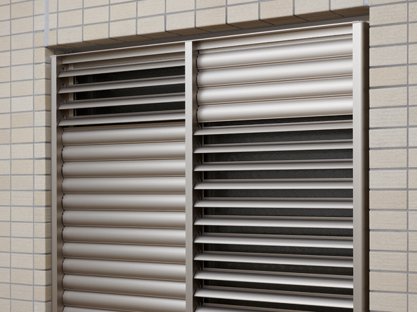 Security.  [Movable louver surface lattice] Installed in a window of the living room facing the shared hallway. Block the outside of the line of sight, Crime prevention, While increasing the privacy of, You can be the ventilation. (Same specifications)