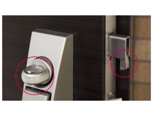 Security.  [Crime prevention thumb turn (left) and sickle dead lock (right)] Firmly and engagement to bolt receiving portion that protrudes in the sickle (Strike), Exert a strong resistance to pry from the outside. Thumb turn has also adopted a crime prevention corresponding type. (Same specifications)