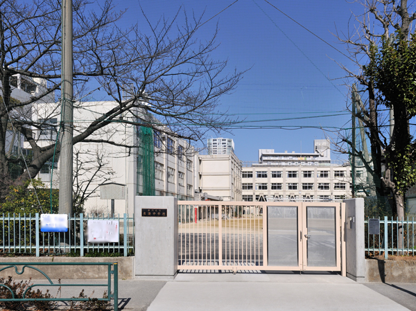 Surrounding environment. Tokai Junior High School (a 9-minute walk / About 680m)