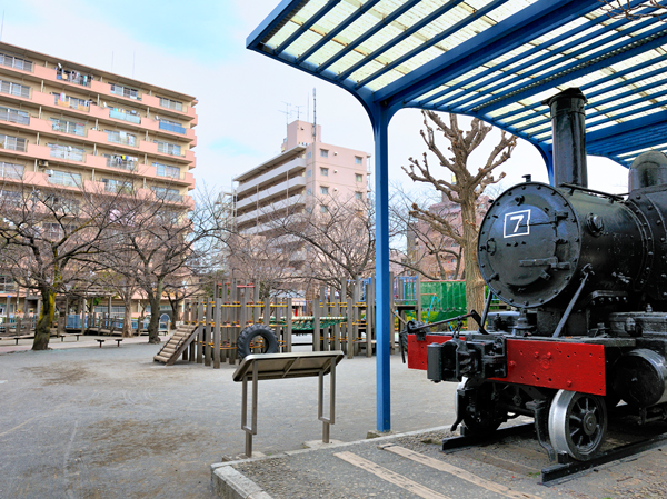Surrounding environment. Higashi Park (a 3-minute walk / About 190m)